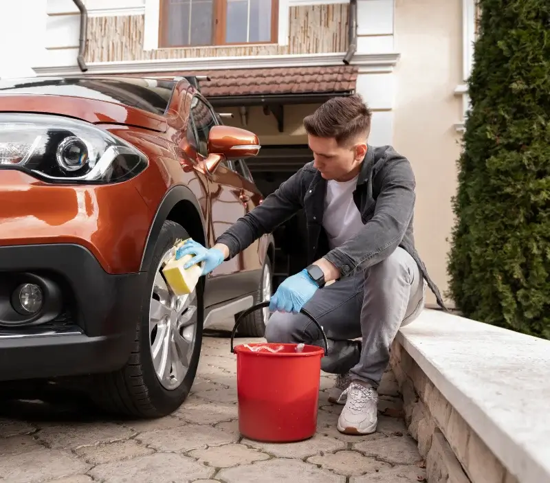 Lavage auto à domicile Saint-Laurent-en-Grandvaux : professionnel intervenant sur un véhicule